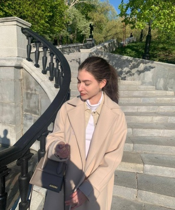 Молодая, страстная и игривая красавица приглашает в гости состоятельного мужчину. Гарантирую незабываемое время в моей компании. Звони, не пожалеешь! 4083, 18 лет